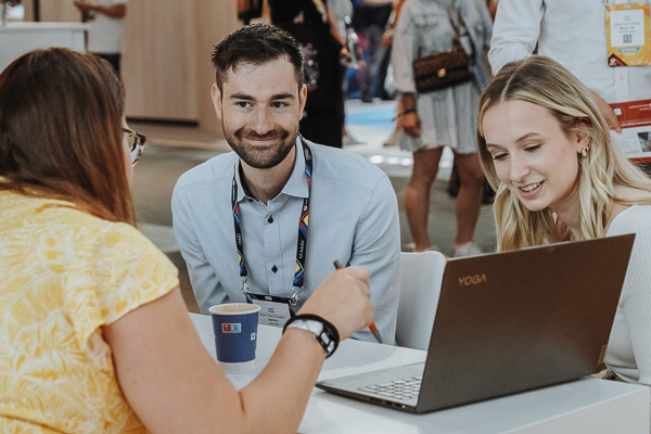 Smarketer Mitarbeiter bei der Beratung am Messestand